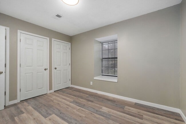 Building Photo - 2 BEDROOM 1 BATHROOM APARTMENT FOR RENT