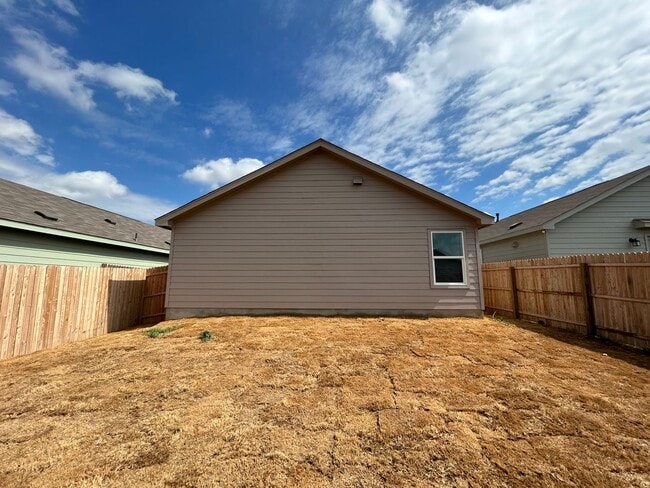 Building Photo - 3BD/2BA with Washer/Dryer Included – Fenced Yard, Garage & Community Pool!