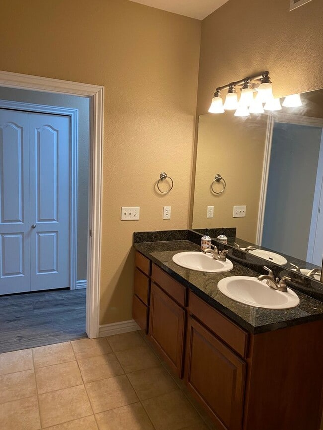 Building Photo - Great 2 Bed 2 Bath Unit in Millcreek!!!