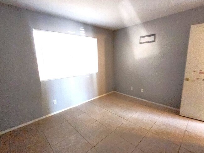 Building Photo - 2 bed 2 bath condo