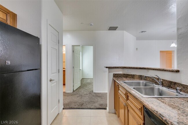 Building Photo - 6868 Sky Pointe Dr