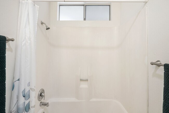 Building Photo - FOR RENT 1Br/1Ba 626 Sf Second Floor Condo...