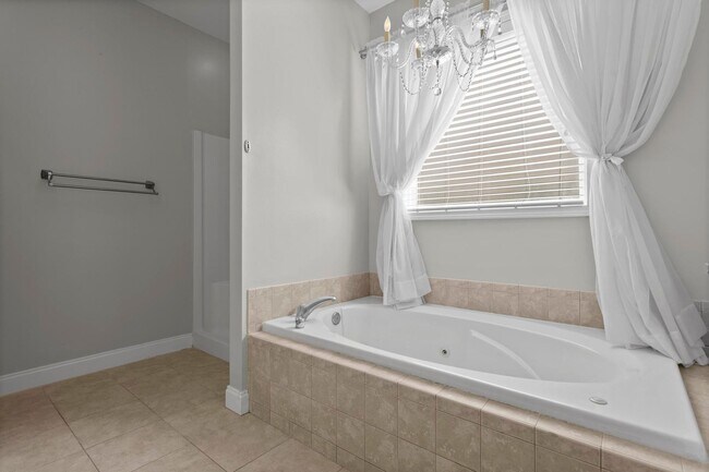 Building Photo - **MOVE IN SPECIAL** $500 off first months ...