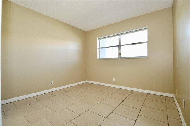 Building Photo - 9915 Sandalfoot Blvd