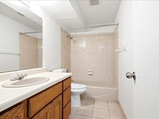 Building Photo - Cottonwood Heights 5 bed 3 bath Twin Home