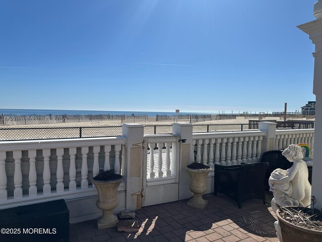 Building Photo - 247 Boardwalk