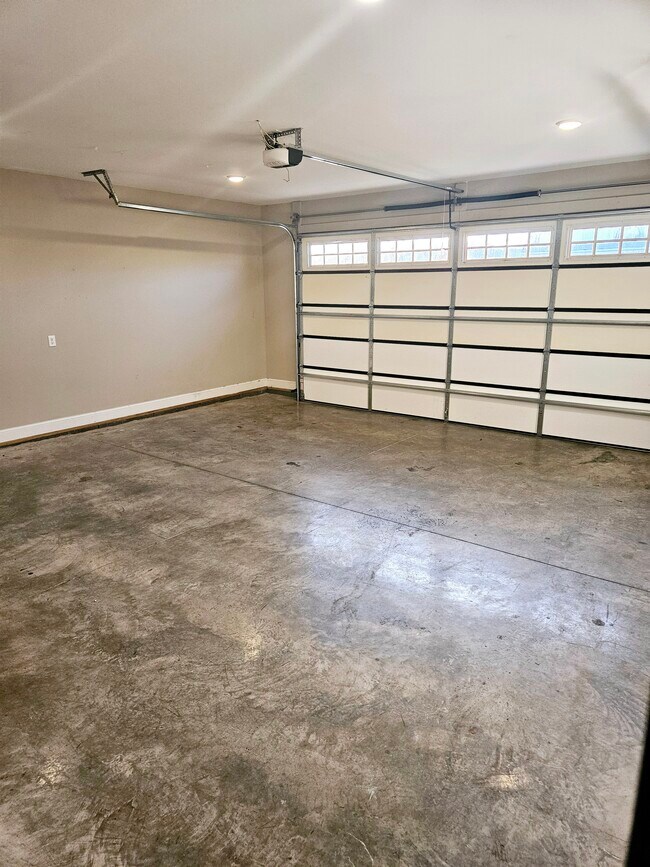 Building Photo - 433 Adalynn Cir
