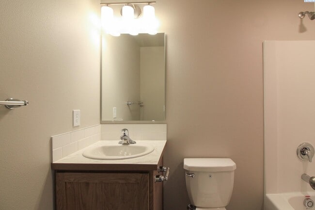 Building Photo - 3 Bed/2 Bath Rambler in Pasco