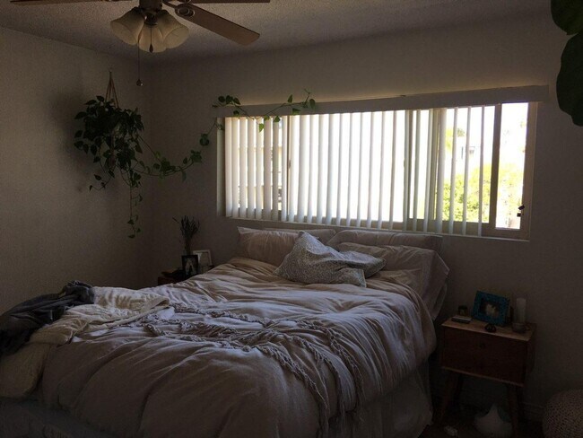 Building Photo - Beautiful upstairs 2 bedroom 1 bathroom ap...