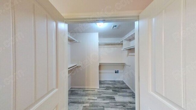 Building Photo - Great 3 bed 2 Bath on the West side.