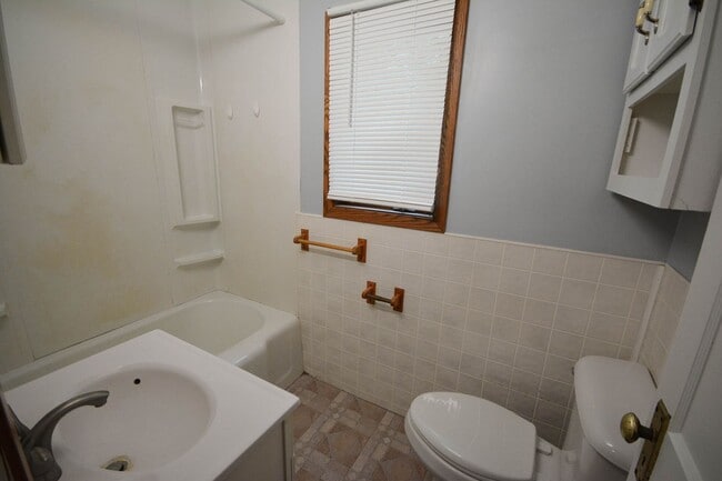 Building Photo - Adorable Austin home on corner lot with 2-car garage!