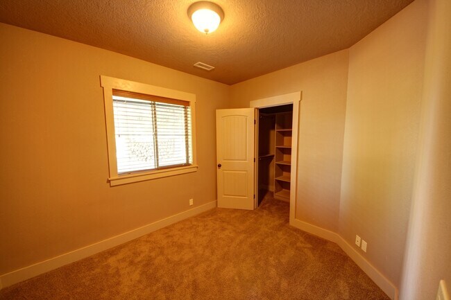 Building Photo - MOVE IN SPECIAL: FREE FIRST MONTH'S RENT!!...
