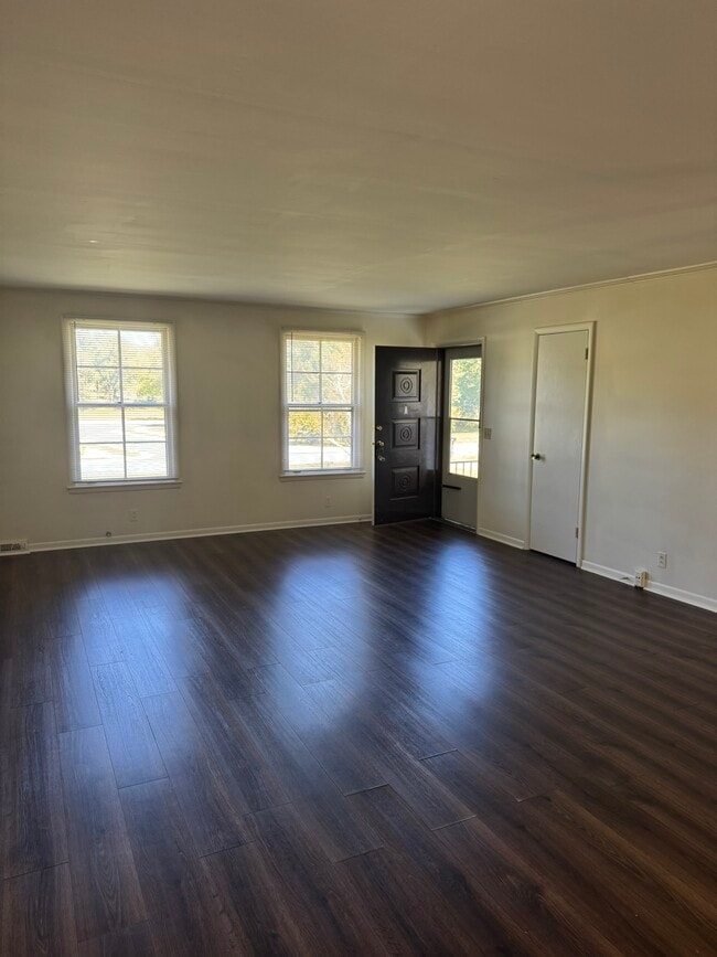 Building Photo - 9019 Meadowlawn Dr
