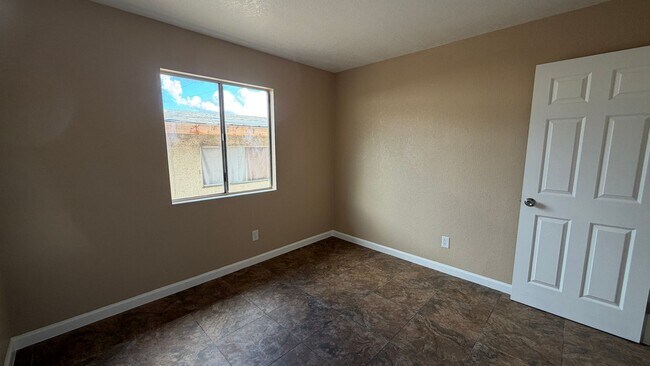 Building Photo - Three Bedroom Two Bathroom Apartment in San Bernardino!