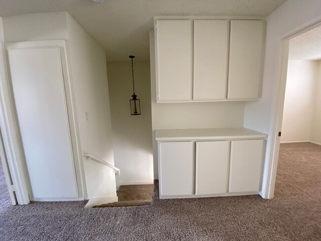 Building Photo - 3 bed, 2 1/2 bath two story townhome in Th...