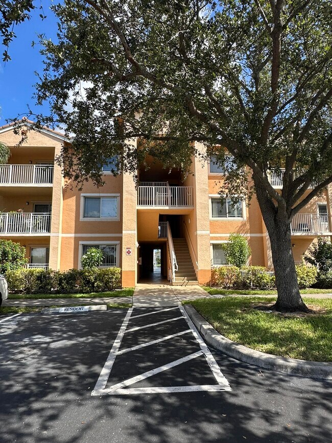 Primary Photo - 261 SW Palm Dr