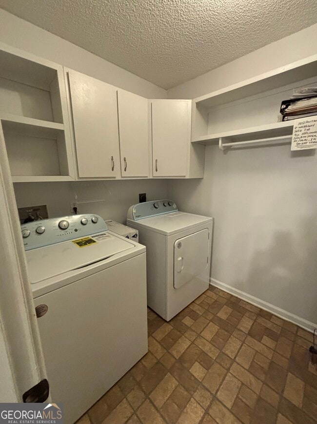 Building Photo - 303 Foxwood Dr
