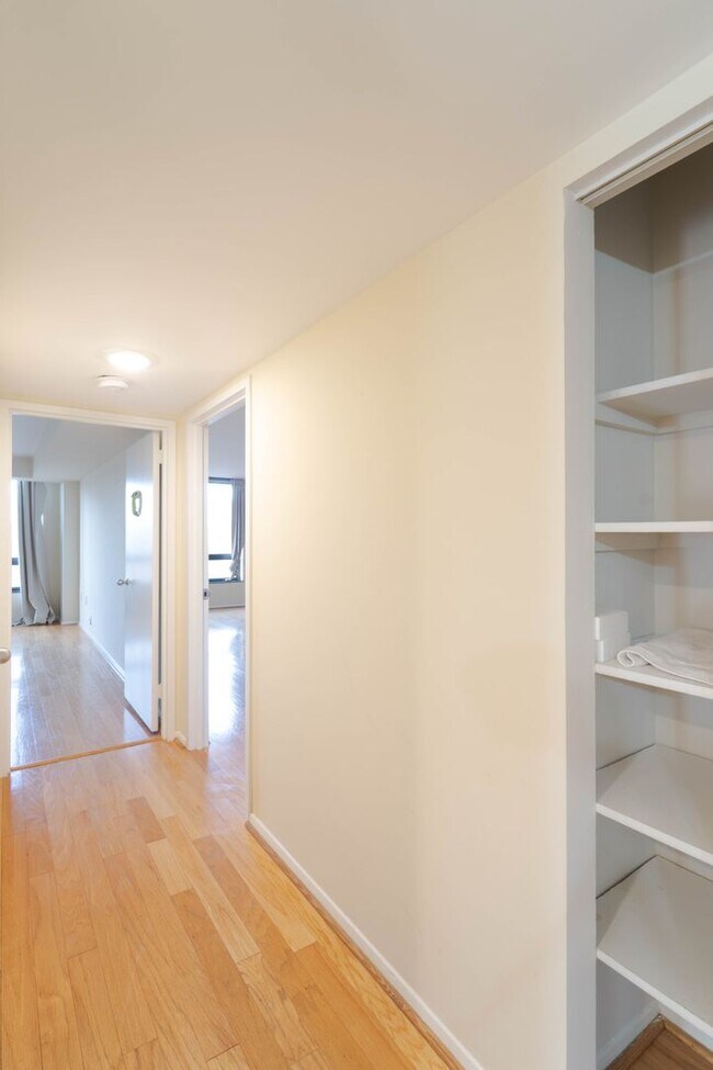 Building Photo - Contemporary 2BR/2BA Corner Condo at The Encore of McLean