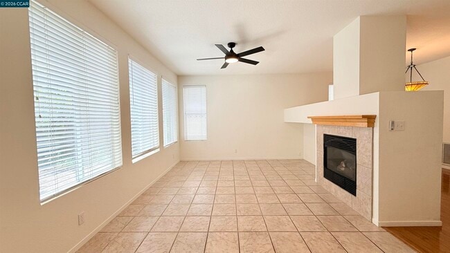 Building Photo - 1023 Vista Pointe Cir