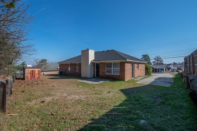 Building Photo - Charming Pepperidge Home with Fireplace & Large Backyard