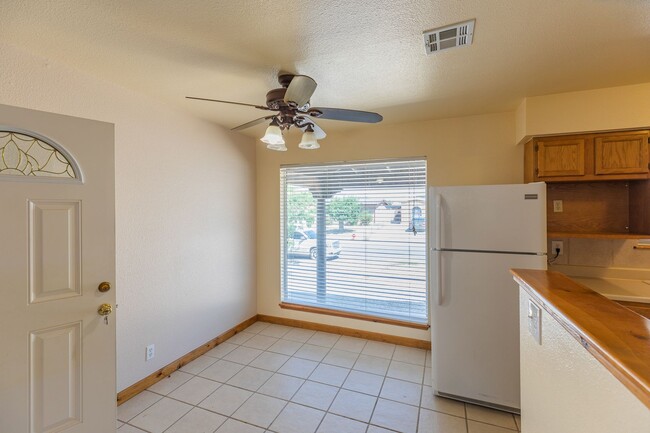 Building Photo - Beautiful 3 bedroom 1 bathroom home