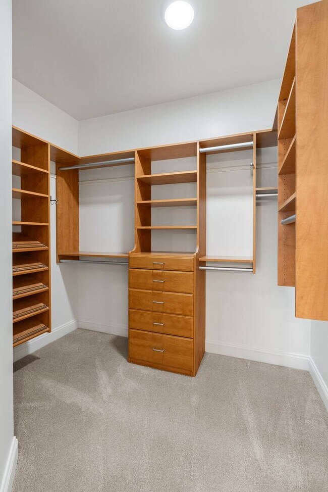 Building Photo - Stunning 4 level detached home close to the Mosaic District in Fairfax!