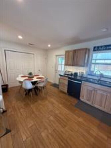 Building Photo - 541 NE 58th Ct