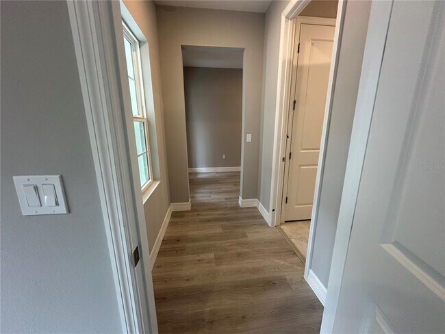 Building Photo - 9 Mimosa Ct W