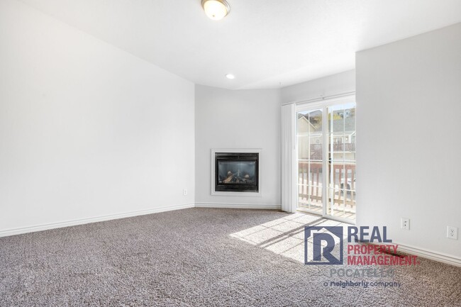 Building Photo - 3 bedroom 2 Bath Townhouse - 1 Car Garage