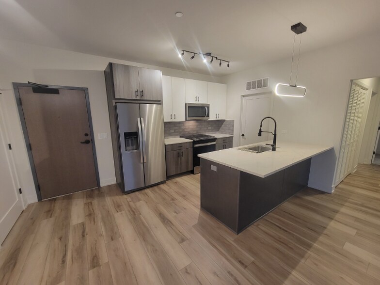Building Photo - 302 W Liberty Dr