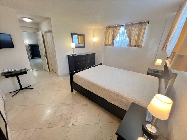 Building Photo - 1750 James Ave