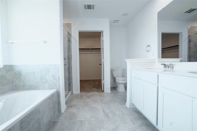Building Photo - 913 Legends Ln