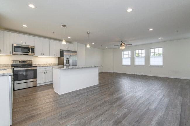 Building Photo - 204 Grand Ave