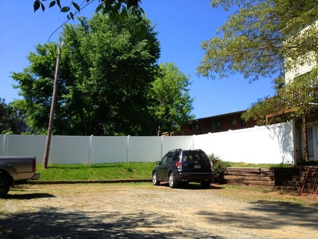 Building Photo - Inviting, updated 4br 3.5ba duplex w/ park...