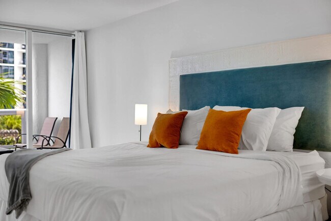 Building Photo - 1717 N Bayshore Dr