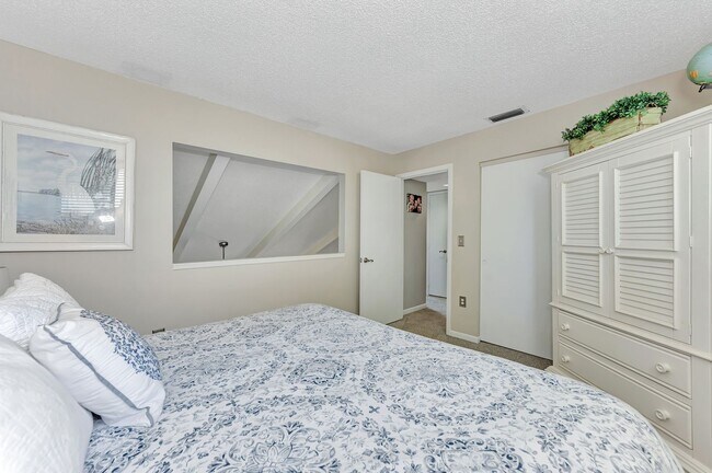 Building Photo - Welcome to your Heatherwood Heaven