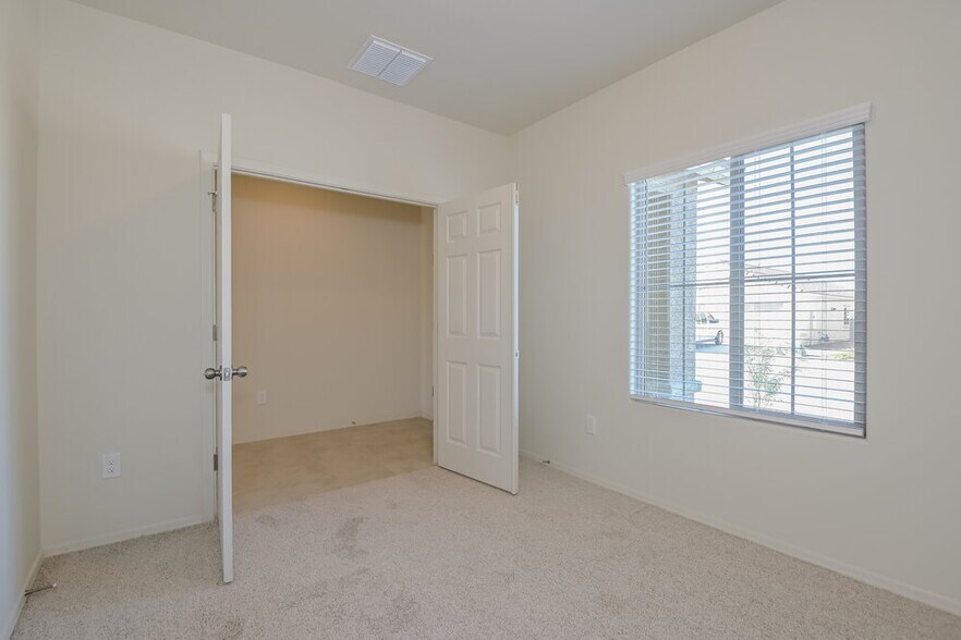 Building Photo - 10854 W Claxton Dr