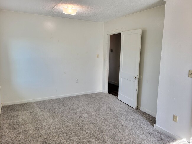 Building Photo - LARGE HOME WITH FENCED YARD NEAR LOCKWOOD ELEMENTARY SCHOOL