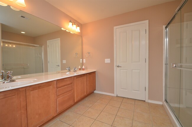 Building Photo - 915 Butterfly Ln