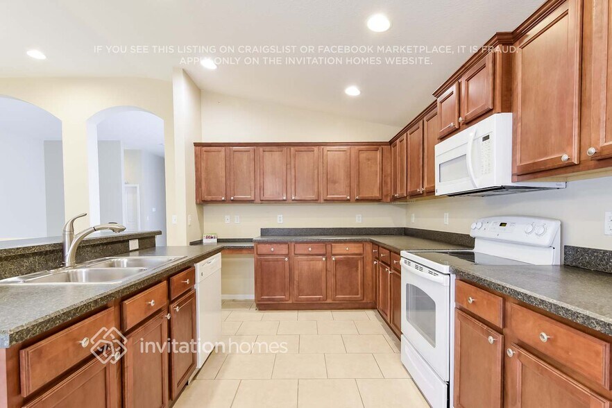 Building Photo - 13037 Old Florida Cir