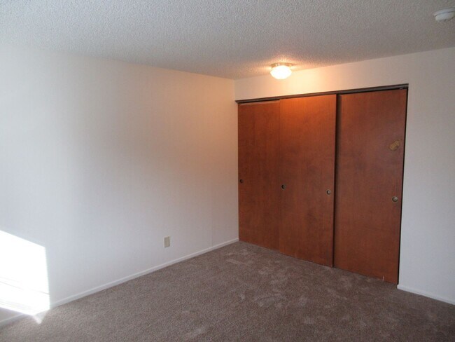 Building Photo - Two Bedroom Apartment w/ Washer and Dryer