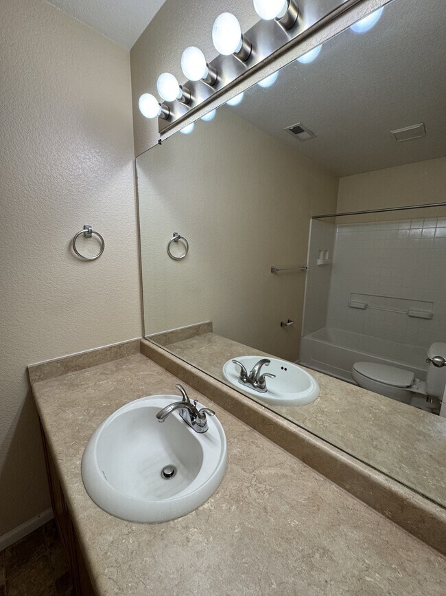 Building Photo - 2039 Creekridge Point