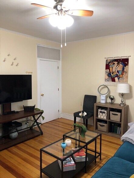 living room - 637 Dix St