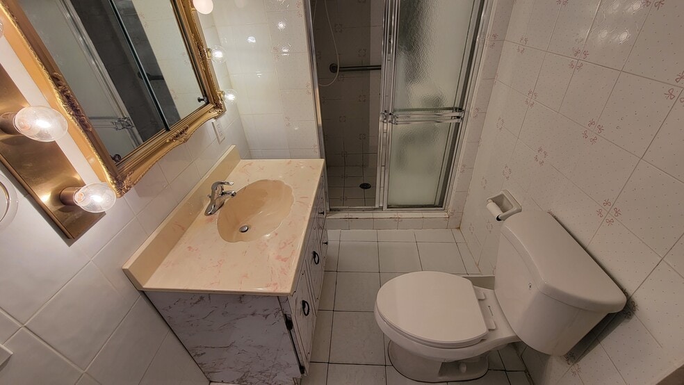 Building Photo - 768 Florence Pl