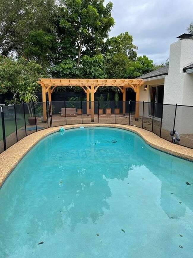 Building Photo - 7360 San Sebastian Dr