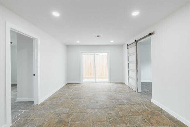 Building Photo - 10055 Larston St