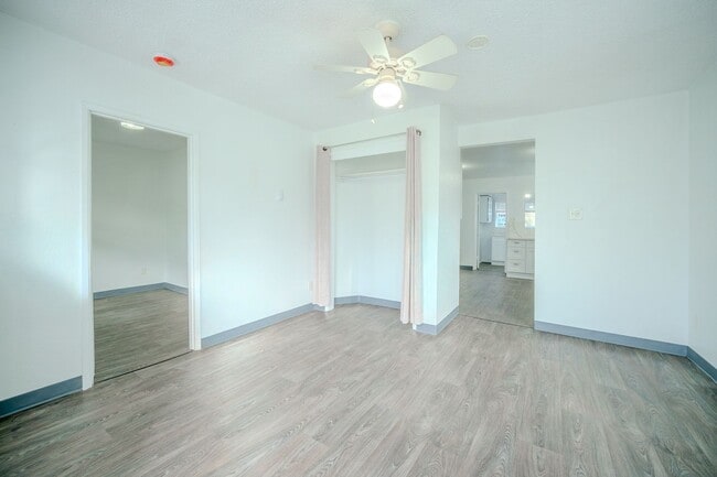 Building Photo - OPEN HOUSE 2/17, 2/21 @ 1P-2:30P - Duplex upper unit in Central District - Upper