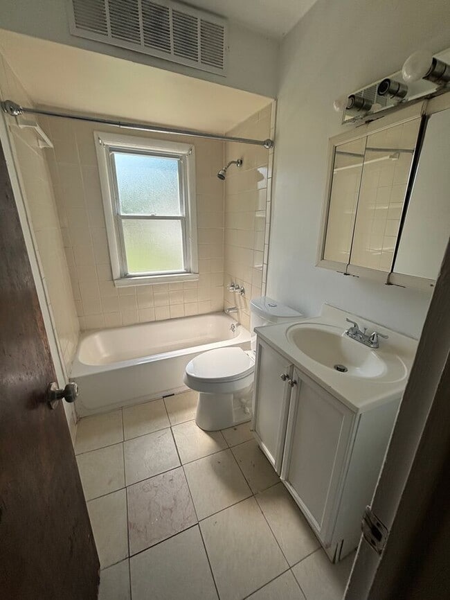 Building Photo - Charming 3 beds 1 bath in Cleveland! Pet f...