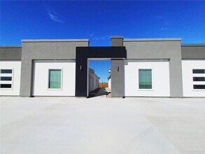 Building Photo - 12610 N 33rd Ln