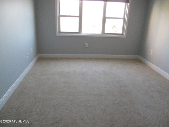 Building Photo - 32 Center Ave